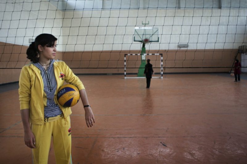 Farkhunda Arezo spielt seit Jahren Volleyball in der Nationalmannschaft der Frauen in Afghanistan.