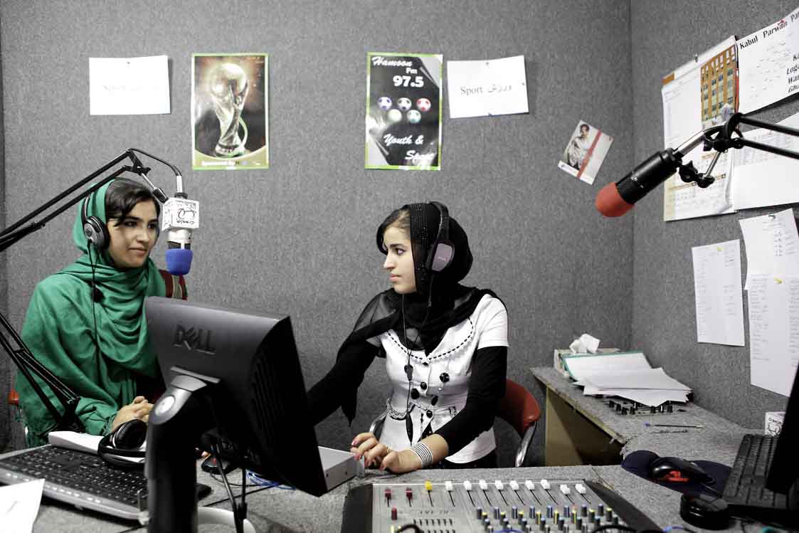 Am Anfang moderierte Farkhunda Arezo Sportsendungen im Radio. Heute ist sie eine angesehene Moderatorin des renommierte TV Senender Tolo TV.