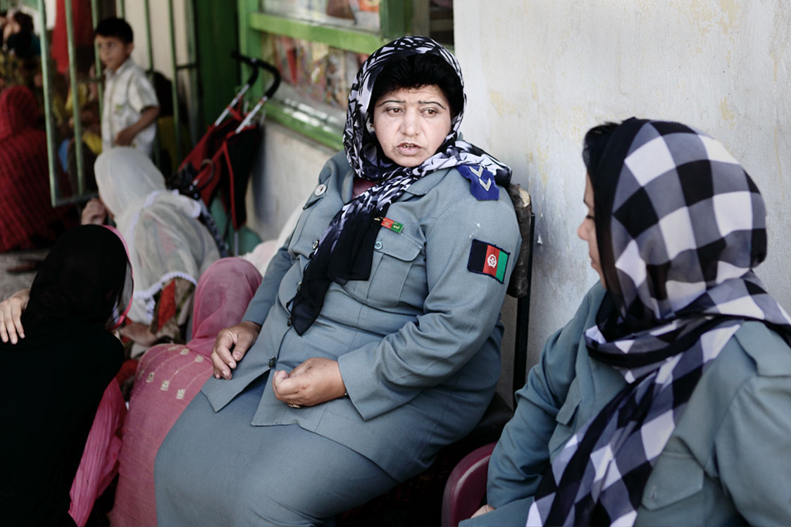 Nasima hat einen gefährlichen Beruf als polizistin in Afghanistan. Polizistinnen werden immer wieder von den Taliban angegriffen. Afghanistan hat etwa 160.000 Polizisten, davon sind aber nur 1500 Frauen.